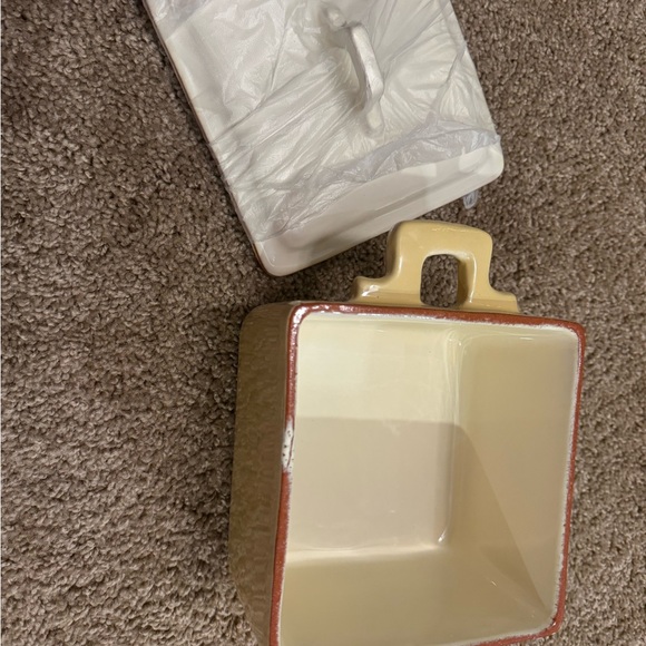 1.75 Quart Square Casserole with Lid - Picture 4 of 4